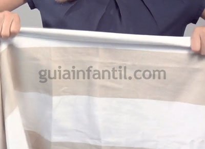 Porteo con fular tejido y nudo detrás. Paso 1 Porteo con fular tejido y nudo detrás. Paso 1
