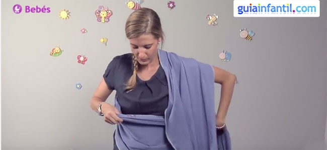 cómo llevar al bebé en un fular de porteo. paso 1 cómo llevar al bebé en un fular de porteo. paso 1