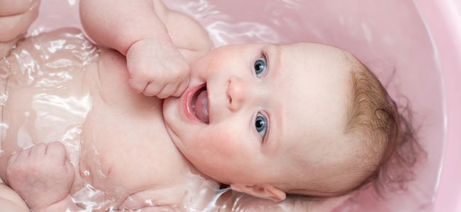 La adecuada bañar al bebé
