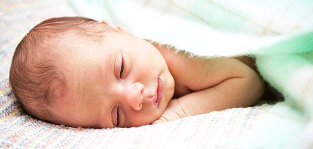 recién nacido boca abajo