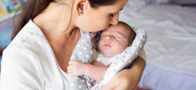 Por Que Algunos Bebes Solo Quieren Dormir La Siesta En Brazos De Papa O Mama