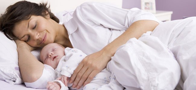 Trucos para tratar el insomnio tras el parto Madre con recién nacido