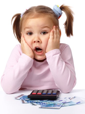 Niña con dinero y calculadora