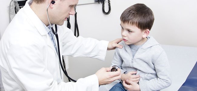 Pancreatitis infantil Médico con niño