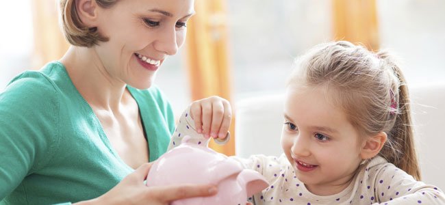 Madre y niña con cerdito