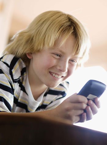 Niños con teléfono móvil Niños con teléfono móvil