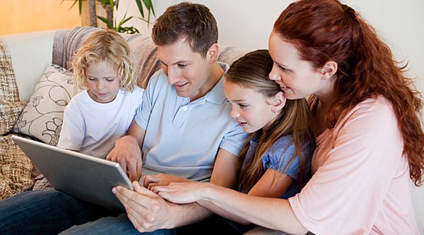 Familia unida consultando GuiaInfantil.com Familia unida consultando GuiaInfantil.com