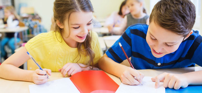 Por qué los chicos sacan mejores notas si están con chicas en clase Por qué los chicos sacan mejores notas si están con chicas en clase