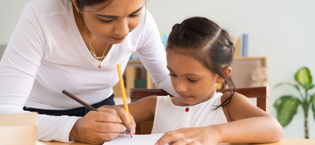 Cómo ayudar a los niños con sus deberes escolares Cómo ayudar a los niños con sus deberes escolares