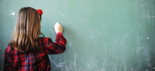 Causas de la disgrafía en niños NIña escribe en pizarra