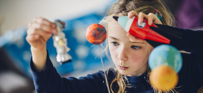 Beneficios de que los niños hablen solos cuando juegan