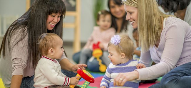 La guardería y los bebés Profesoras con bebés