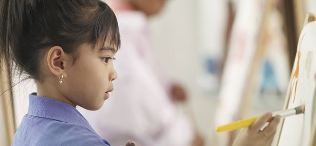 Los niños perfeccionistas Niña concentrada pinta