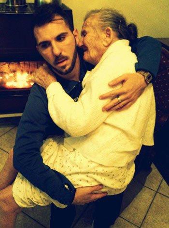 Un nieto cuida de su abuela enferma Un nieto cuida de su abuela enferma