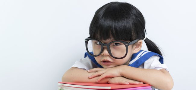Los alumnos con altas capacidades Niña con gafas estudiosa