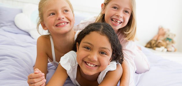amigas juntas en la cama
