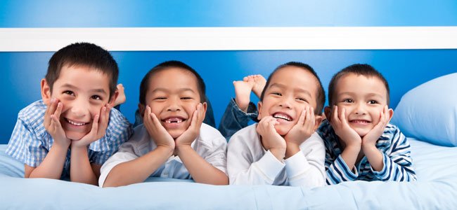 Dejar al niño dormir fuera de casa Amigos en la cama