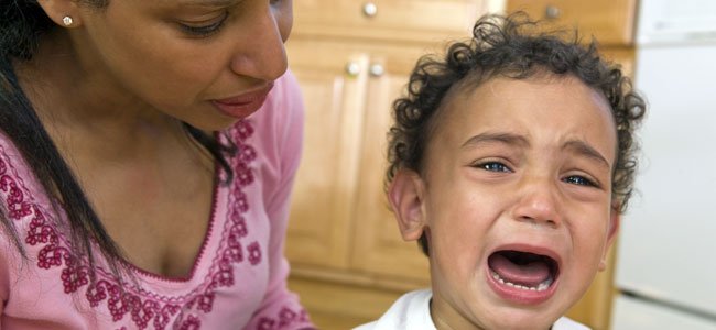 Cómo sobrellevar las rabietas de los niños Niño llora con berrinche