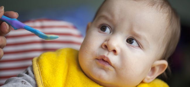 El miedo de los niños a probar nuevos alimentos Bebé no quiere comer