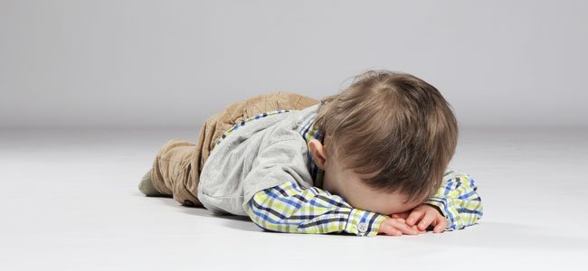La etapa del No en la infancia Niño en suelo con rabieta