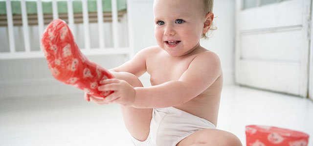 Cómo educar niños más independientes Bebé se pone botas