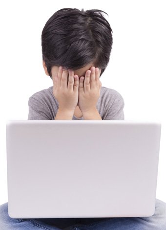 Ciberacoso niño asustado frente ordenador