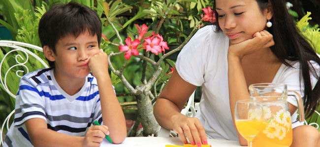 Castigar a los niños por no hacer los deberes Castigar a los niños por no hacer los deberes