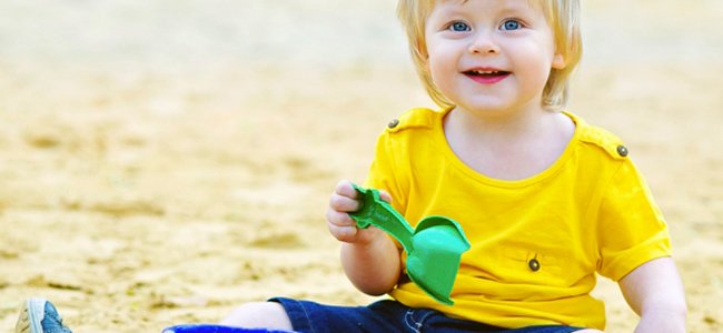 Niña jugando a la cocinita