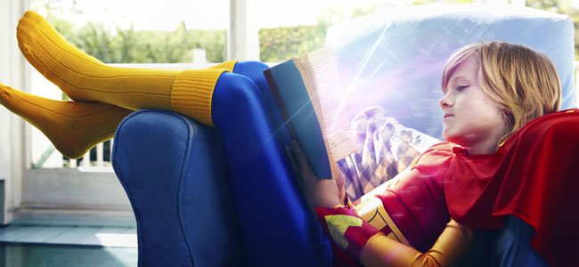 niña leyendo en un orinal
