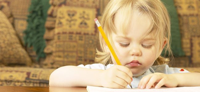 Niño escribe