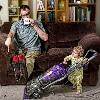 Foto de una niña pasando la aspiradora Foto de una niña pasando la aspiradora