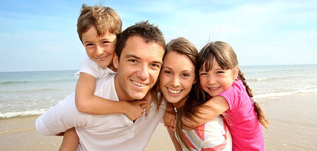Familia feliz en la playa