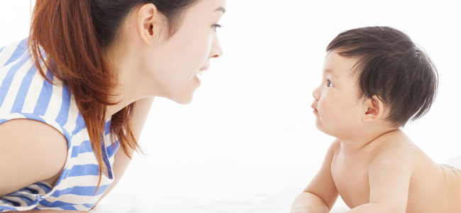 Hablar con tu bebé le ayudará a hablar antes