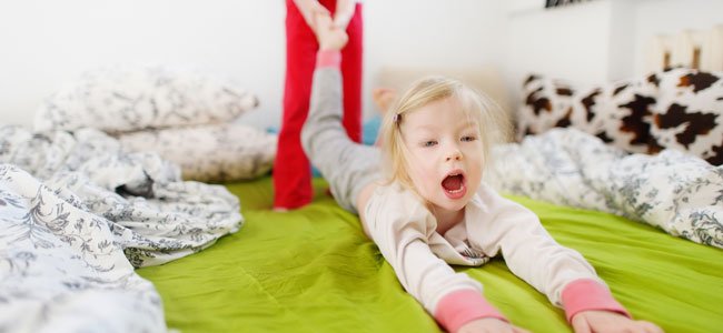 Niña arrastrada por hermana