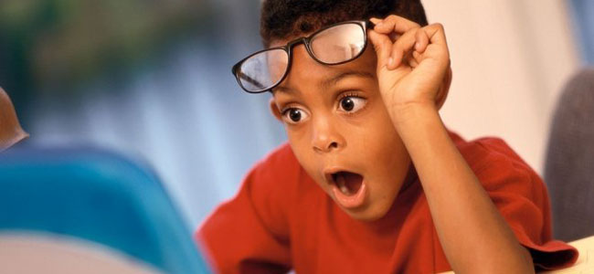 Niño sorprendido ordenador