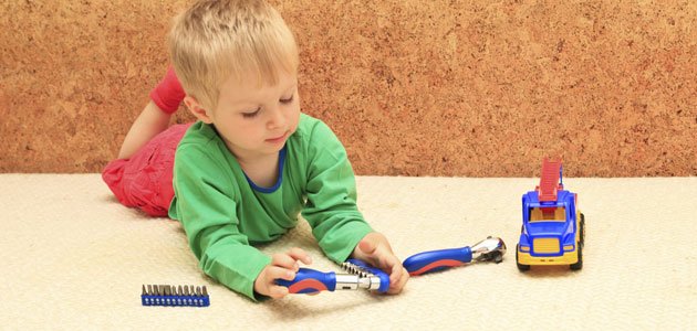 Niño juega solo Niño juega solo