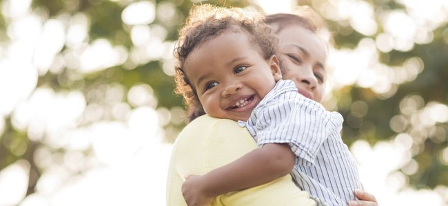 Madre abraza hijo