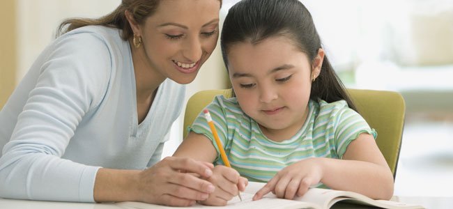 Madre con niña hace deberes