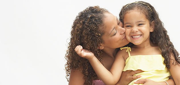 Los premios en la educación de los niños Madre besa a hija