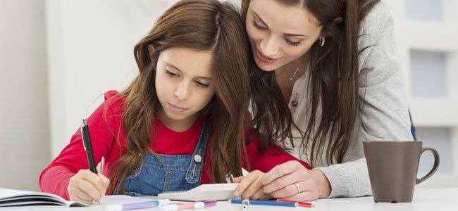 Enseñar a rimar a los niños Niña con su madre hace deberes