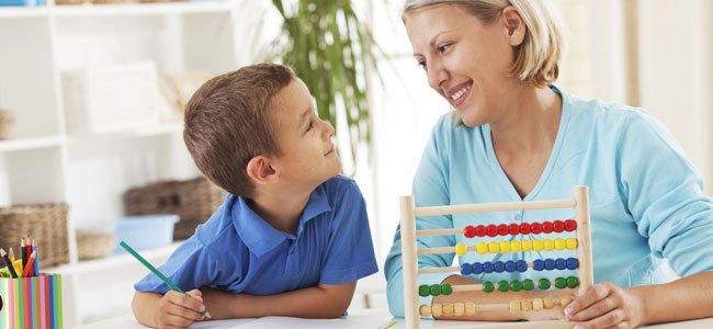 Ideas para repasar lo aprendido en clase Niño con madre hacen deberes