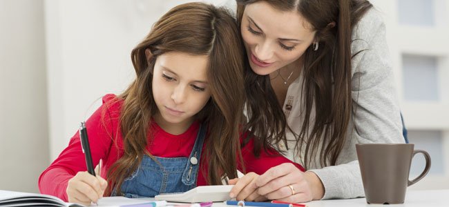 Beneficios de los dictados para los niños Madre dicta a niña
