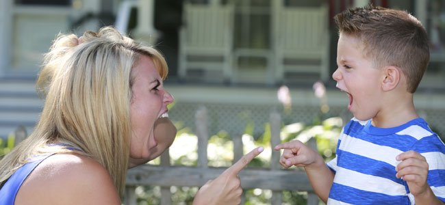 Niño y madre gritan