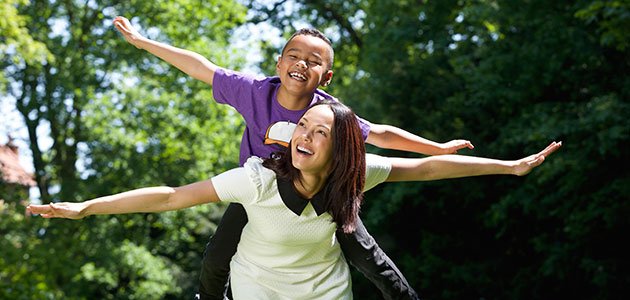 Cómo mejorar la relación de los niños con la madrastra Madre con hijo