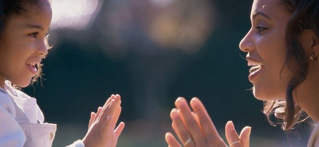 Madre juega a palmas con la hija