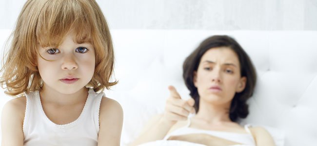 Las palabras que hacen daño a los niños Madre regaña a niño