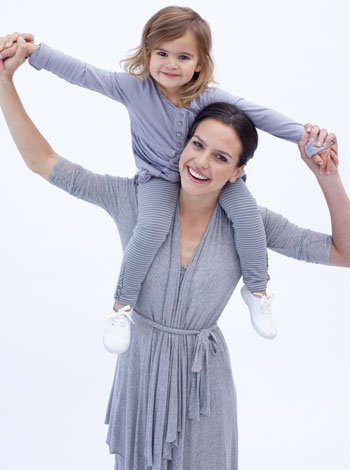 Madre e hija jugando a volar