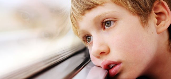 Niño mira por ventana