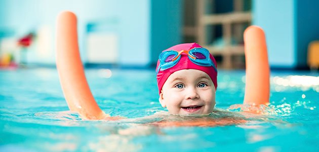 Cómo enseñar a los niños a superar los desafíos Niña aprende a nadar