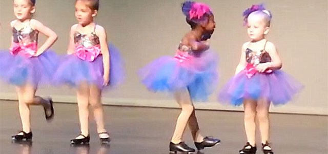 Niñas en una actuación escolar